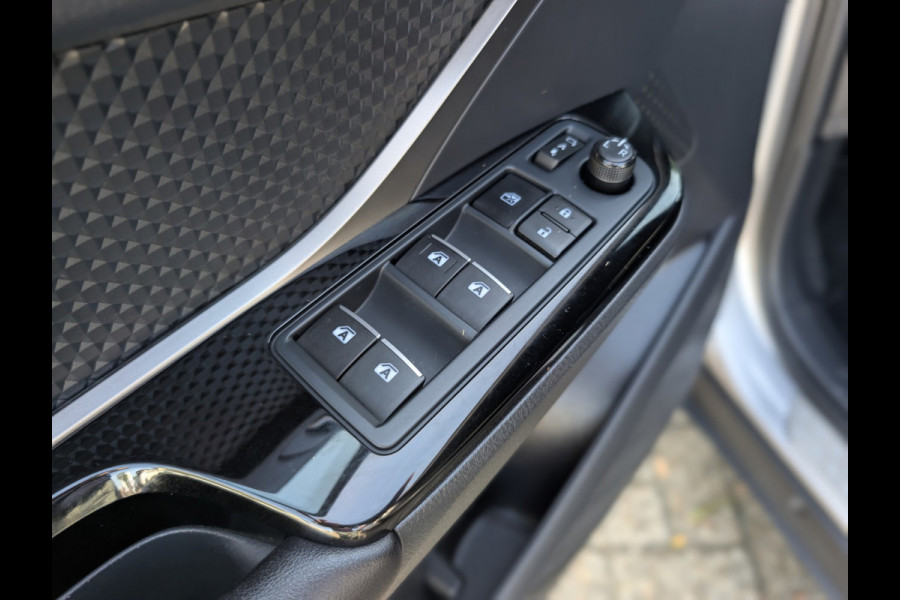 Toyota C-HR Toyota C-HR 1.8 Hybrid Bi-Tone, Rijklaarprijs / 12 mnd garanti