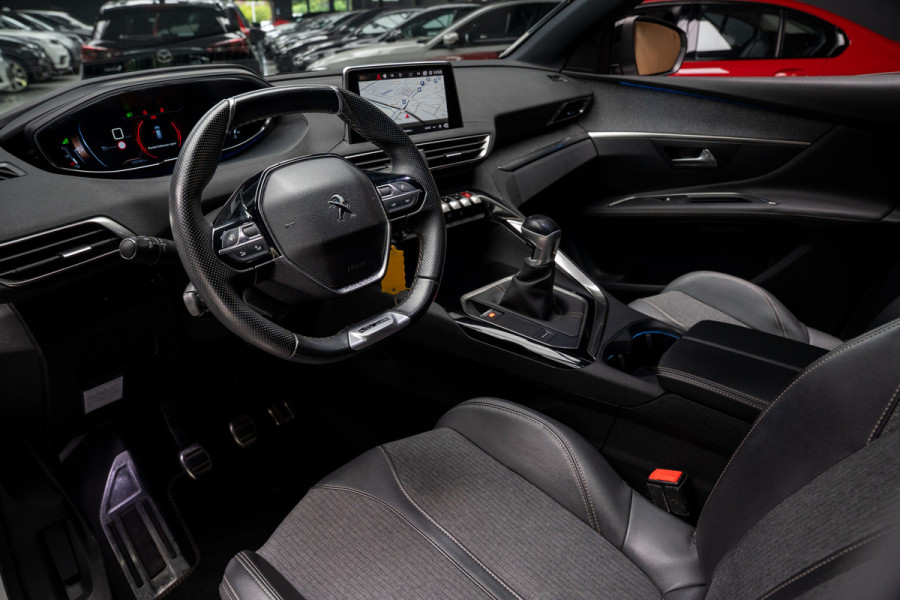 Peugeot 3008 1.2 PureT. GT Line Panodak Navi Camera Climate PDC Stoelverwarming Keyless Entry & Go Cruise C. LM velgen Afneembaar trekhaak