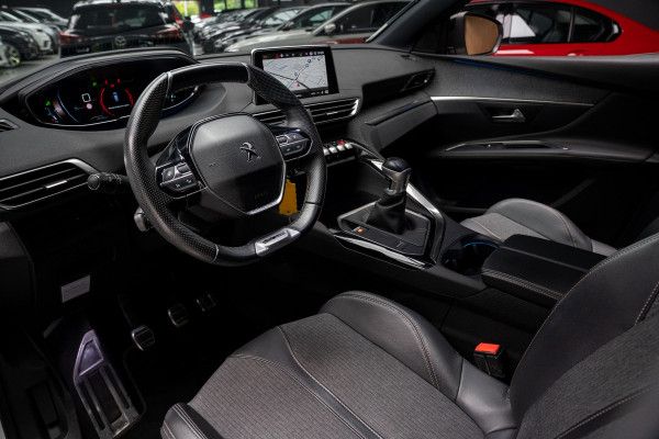 Peugeot 3008 1.2 PureT. GT Line Panodak Navi Camera Climate PDC Stoelverwarming Keyless Entry & Go Cruise C. LM velgen Afneembaar trekhaak