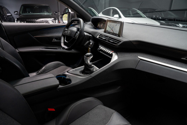 Peugeot 3008 1.2 PureT. GT Line Panodak Navi Camera Climate PDC Stoelverwarming Keyless Entry & Go Cruise C. LM velgen Afneembaar trekhaak