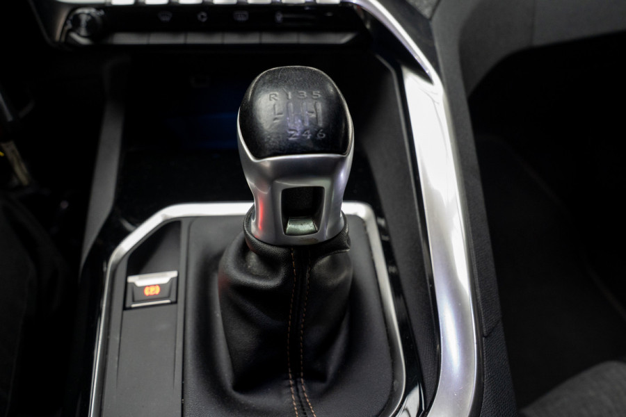 Peugeot 3008 1.2 PureT. GT Line Panodak Navi Camera Climate PDC Stoelverwarming Keyless Entry & Go Cruise C. LM velgen Afneembaar trekhaak