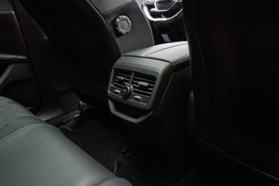 Peugeot 3008 1.2 PureT. GT Line Panodak Navi Camera Climate PDC Stoelverwarming Keyless Entry & Go Cruise C. LM velgen Afneembaar trekhaak