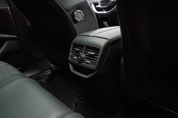 Peugeot 3008 1.2 PureT. GT Line Panodak Navi Camera Climate PDC Stoelverwarming Keyless Entry & Go Cruise C. LM velgen Afneembaar trekhaak