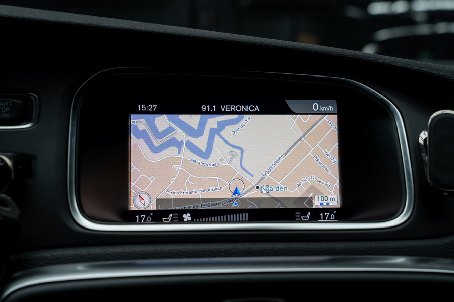 Volvo V40 Cross Country 1.5 T3 Leer Panodak Harman K. Camera Navi PDC Stoelverwarming Climate C. Cruise C. LM velgen