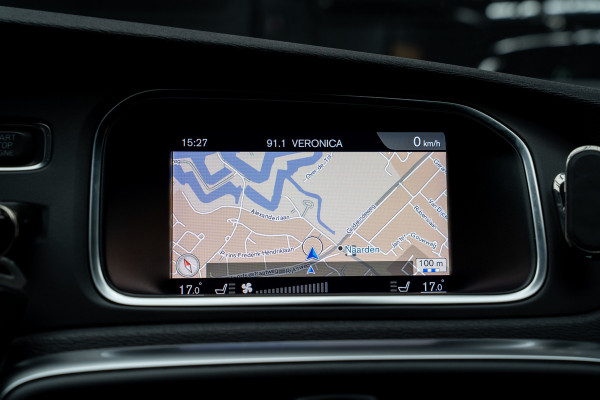 Volvo V40 Cross Country 1.5 T3 Leer Panodak Harman K. Camera Navi PDC Stoelverwarming Climate C. Cruise C. LM velgen