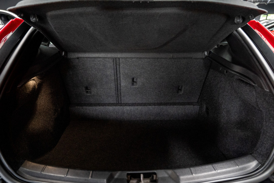 Volvo V40 Cross Country 1.5 T3 Leer Panodak Harman K. Camera Navi PDC Stoelverwarming Climate C. Cruise C. LM velgen