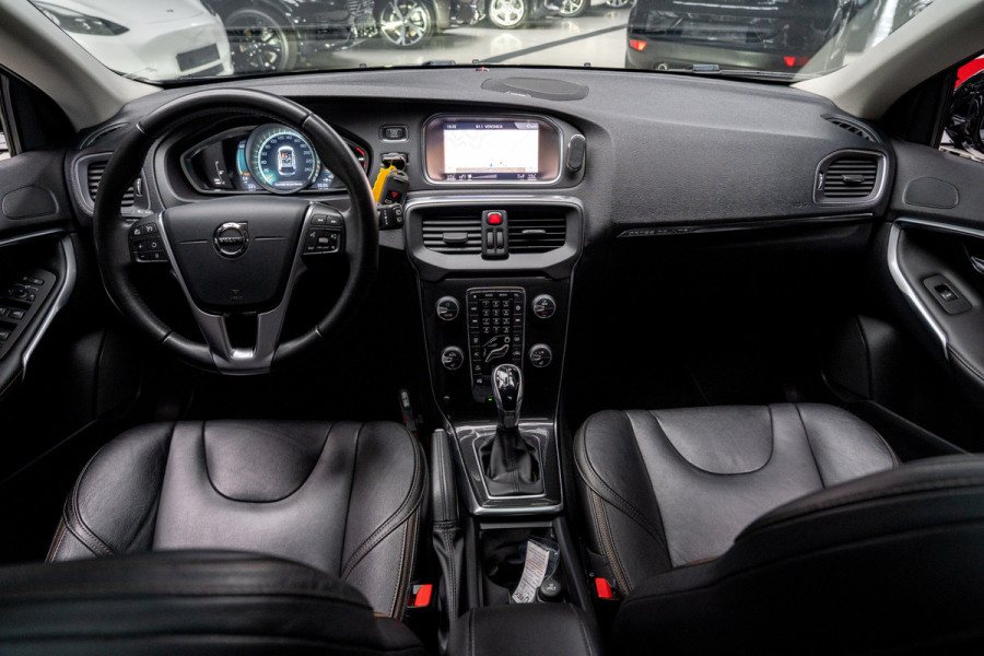 Volvo V40 Cross Country 1.5 T3 Leer Panodak Harman K. Camera Navi PDC Stoelverwarming Climate C. Cruise C. LM velgen