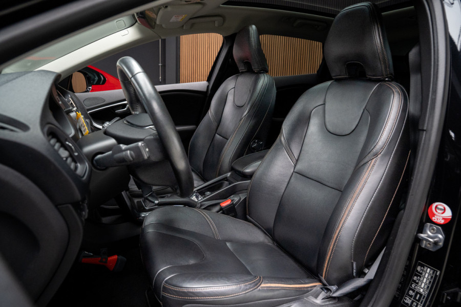 Volvo V40 Cross Country 1.5 T3 Leer Panodak Harman K. Camera Navi PDC Stoelverwarming Climate C. Cruise C. LM velgen