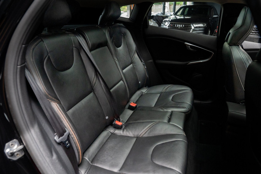 Volvo V40 Cross Country 1.5 T3 Leer Panodak Harman K. Camera Navi PDC Stoelverwarming Climate C. Cruise C. LM velgen