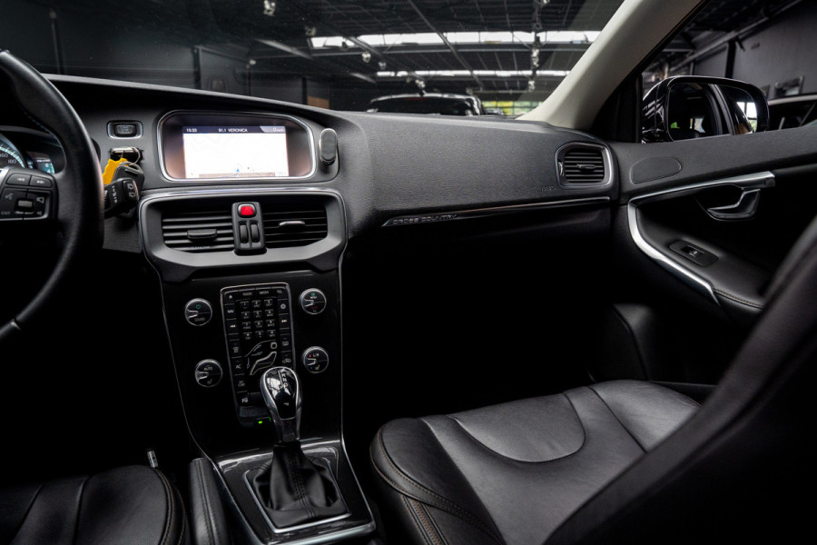 Volvo V40 Cross Country 1.5 T3 Leer Panodak Harman K. Camera Navi PDC Stoelverwarming Climate C. Cruise C. LM velgen