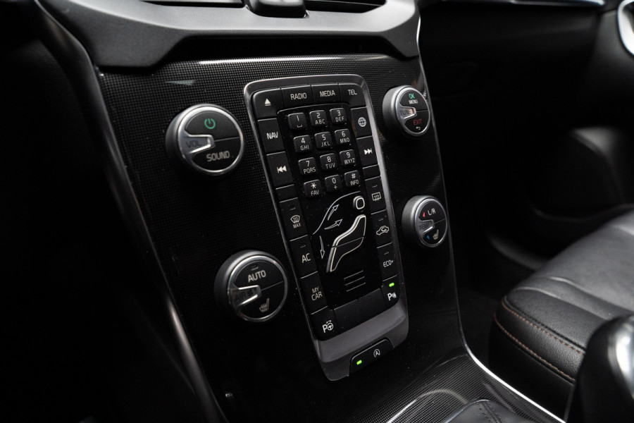 Volvo V40 Cross Country 1.5 T3 Leer Panodak Harman K. Camera Navi PDC Stoelverwarming Climate C. Cruise C. LM velgen