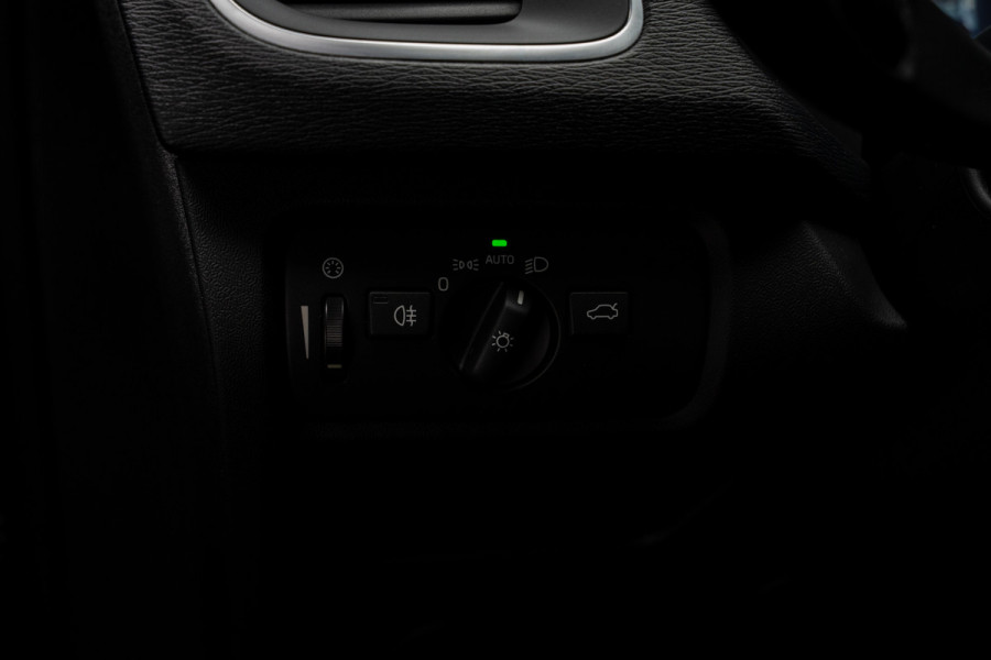 Volvo V40 Cross Country 1.5 T3 Leer Panodak Harman K. Camera Navi PDC Stoelverwarming Climate C. Cruise C. LM velgen