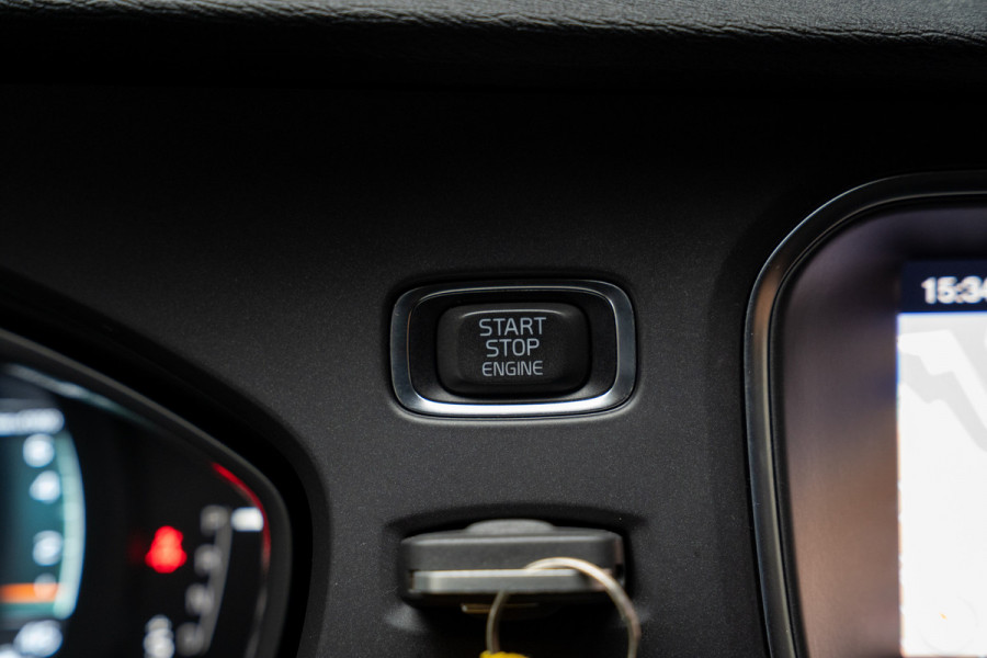 Volvo V40 Cross Country 1.5 T3 Leer Panodak Harman K. Camera Navi PDC Stoelverwarming Climate C. Cruise C. LM velgen