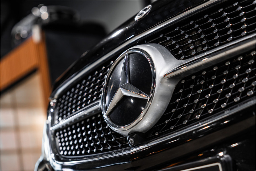 Mercedes-Benz V-Klasse 300d Lang | AMG | Memory seats | Stoelventilatie | 360 Camera | ACC | CarPlay | Navigatie | Lederen bekleding | DAB | Dodehoek | Trekhaak | Nieuwe APK | 2-Zitter | Enkel cabine