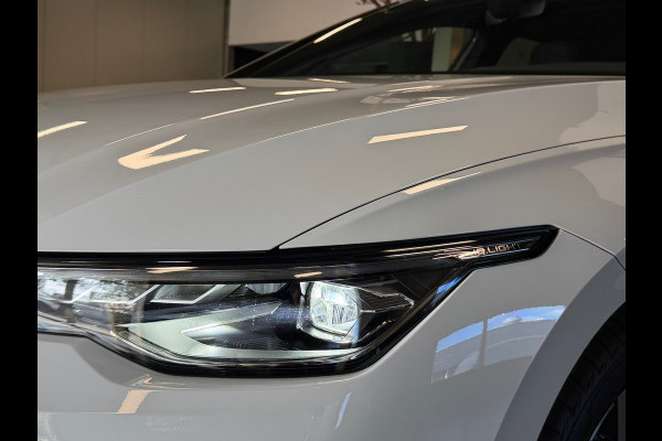 Volkswagen Golf 8.5 1.5 eTSI R-Line Facelift Panorama IQ-light Camera