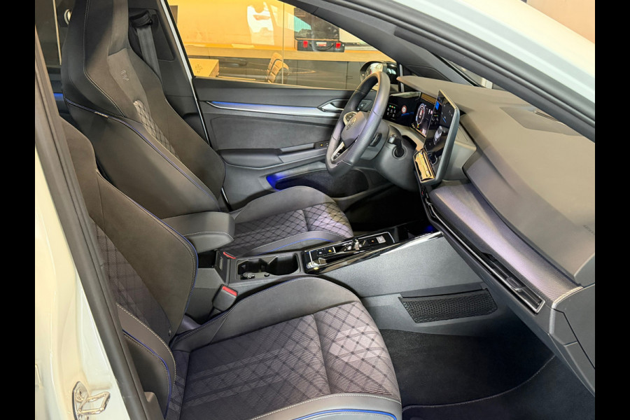 Volkswagen Golf 8.5 1.5 eTSI R-Line Facelift Panorama IQ-light Camera