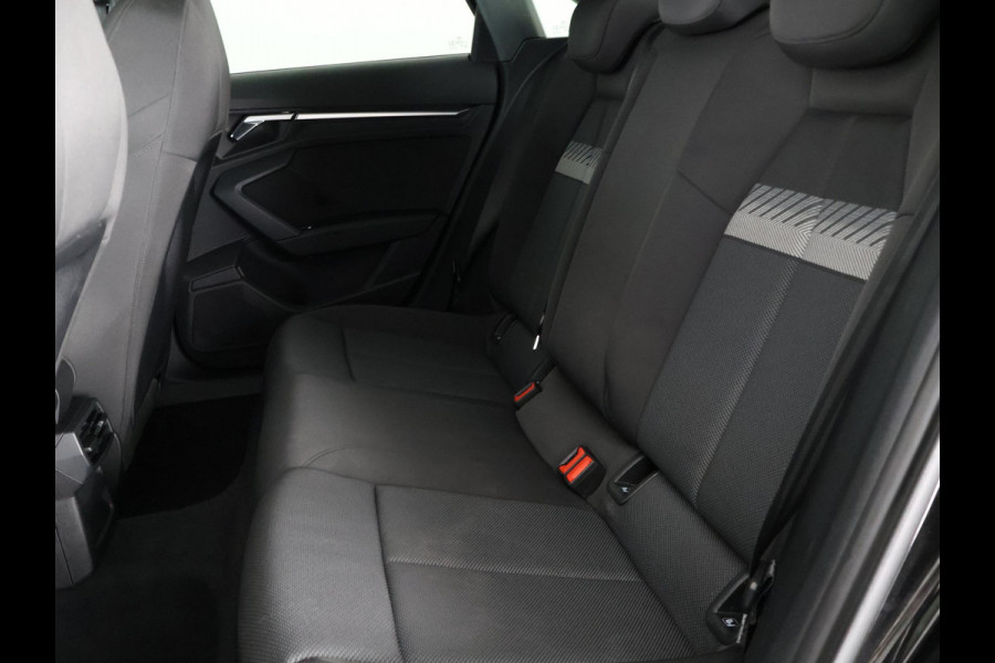 Audi A3 Limousine 30 TFSI Advanced Black Edition | 1e eigenaar | Navigatie | Parkeersensoren | Privacy Glass |