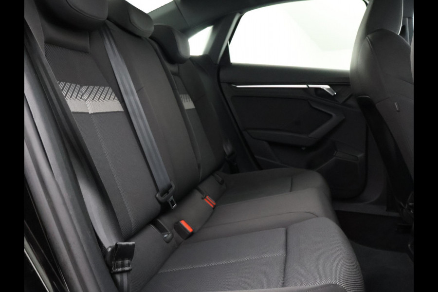 Audi A3 Limousine 30 TFSI Advanced Black Edition | 1e eigenaar | Navigatie | Parkeersensoren | Privacy Glass |