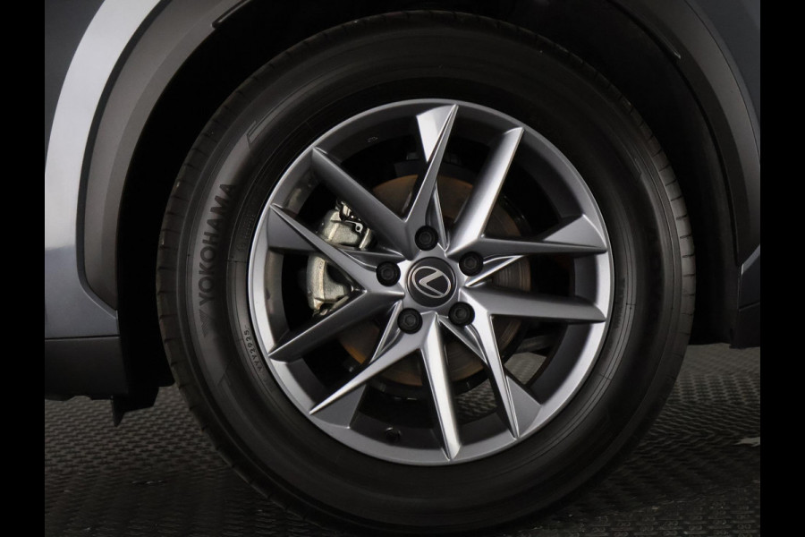 Lexus LBX 1.5 Business Line 2WD | Dodehoek detectie | Stuur- & Stoelverwarming | Navigatie | Parkeersensoren