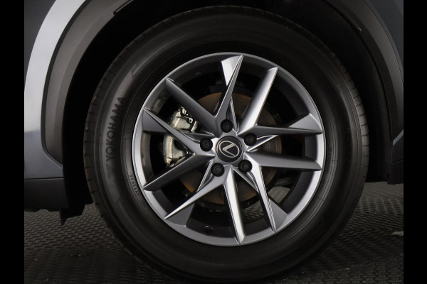Lexus LBX 1.5 Business Line 2WD | Dodehoek detectie | Stuur- & Stoelverwarming | Navigatie | Parkeersensoren