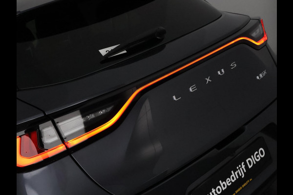 Lexus LBX 1.5 Business Line 2WD | Dodehoek detectie | Stuur- & Stoelverwarming | Navigatie | Parkeersensoren