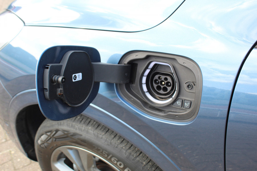 Ford Kuga 2.5 PHEV ST-Line X , 225pk , 1500kg Trekgewicht Climate control , Stoel en voorruitverwarming , Navigatie , Cruise control adaptief , Bluetooth , Camera
