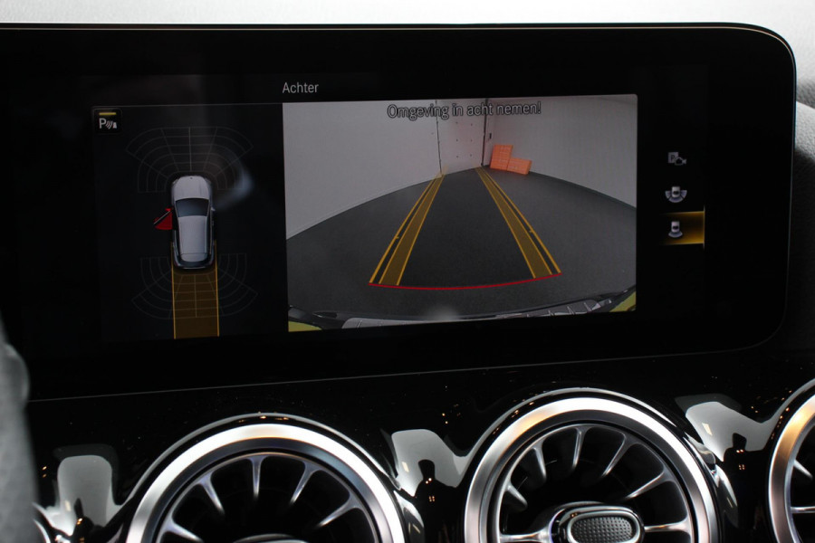 Mercedes-Benz GLA 200 Automaat AMG Line Navigatie Climate Control Camera Parkeer sensoren Stoelverwarming Electrisch bedienbare achterklep Dab Led Sfeerverlichting Extra Getint Glas
