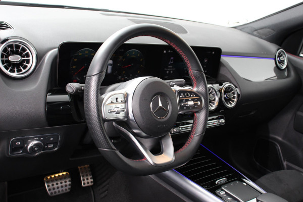 Mercedes-Benz GLA 200 Automaat AMG Line Navigatie Climate Control Camera Parkeer sensoren Stoelverwarming Electrisch bedienbare achterklep Dab Led Sfeerverlichting Extra Getint Glas