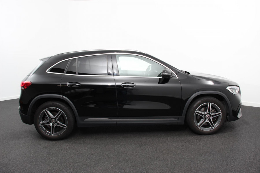 Mercedes-Benz GLA 200 Automaat AMG Line Navigatie Climate Control Camera Parkeer sensoren Stoelverwarming Electrisch bedienbare achterklep Dab Led Sfeerverlichting Extra Getint Glas