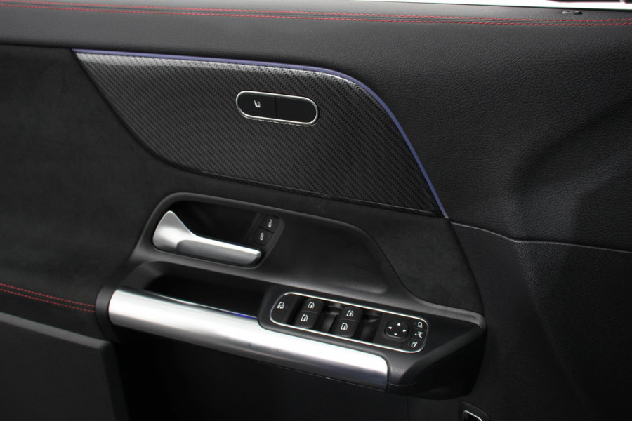 Mercedes-Benz GLA 200 Automaat AMG Line Navigatie Climate Control Camera Parkeer sensoren Stoelverwarming Electrisch bedienbare achterklep Dab Led Sfeerverlichting Extra Getint Glas