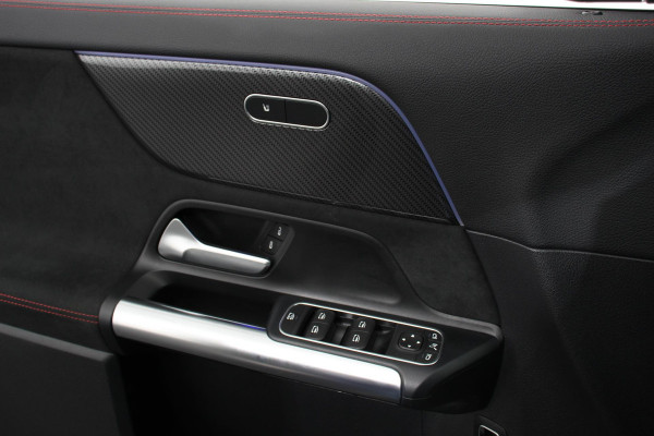 Mercedes-Benz GLA 200 Automaat AMG Line Navigatie Climate Control Camera Parkeer sensoren Stoelverwarming Electrisch bedienbare achterklep Dab Led Sfeerverlichting Extra Getint Glas