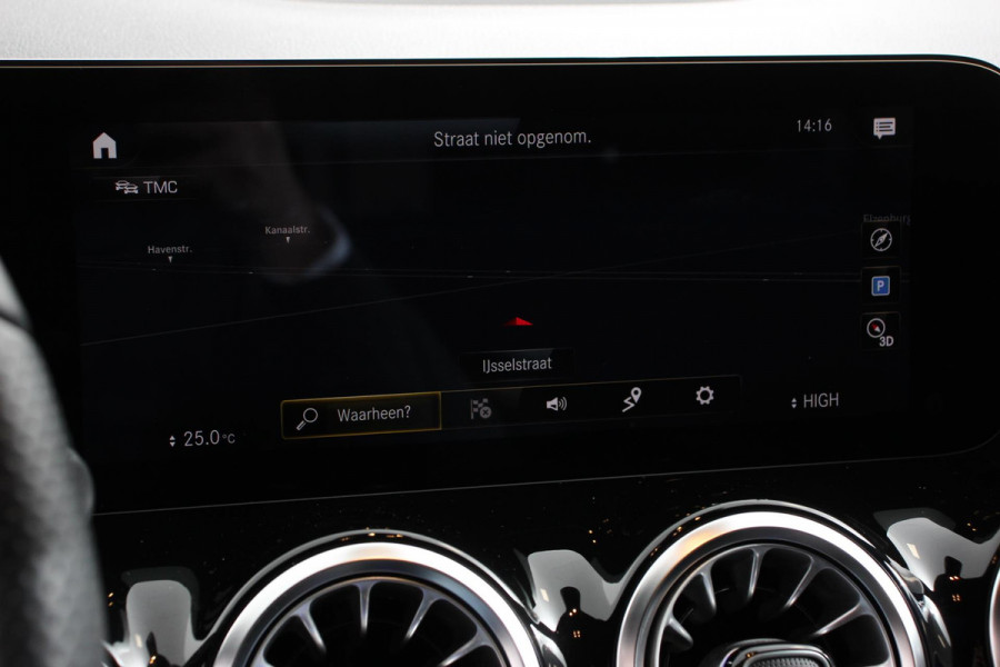 Mercedes-Benz GLA 200 Automaat AMG Line Navigatie Climate Control Camera Parkeer sensoren Stoelverwarming Electrisch bedienbare achterklep Dab Led Sfeerverlichting Extra Getint Glas