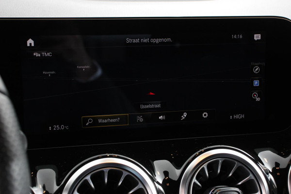 Mercedes-Benz GLA 200 Automaat AMG Line Navigatie Climate Control Camera Parkeer sensoren Stoelverwarming Electrisch bedienbare achterklep Dab Led Sfeerverlichting Extra Getint Glas