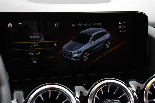 Mercedes-Benz GLA 200 Automaat AMG Line Navigatie Climate Control Camera Parkeer sensoren Stoelverwarming Electrisch bedienbare achterklep Dab Led Sfeerverlichting Extra Getint Glas