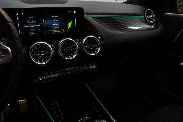 Mercedes-Benz GLA 200 Automaat AMG Line Navigatie Climate Control Camera Parkeer sensoren Stoelverwarming Electrisch bedienbare achterklep Dab Led Sfeerverlichting Extra Getint Glas