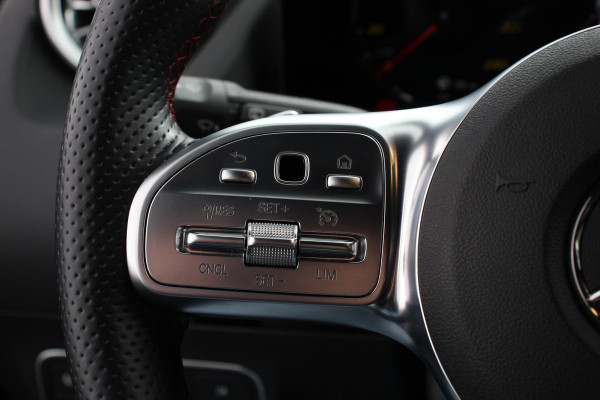 Mercedes-Benz GLA 200 Automaat AMG Line Navigatie Climate Control Camera Parkeer sensoren Stoelverwarming Electrisch bedienbare achterklep Dab Led Sfeerverlichting Extra Getint Glas