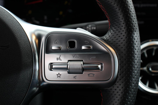 Mercedes-Benz GLA 200 Automaat AMG Line Navigatie Climate Control Camera Parkeer sensoren Stoelverwarming Electrisch bedienbare achterklep Dab Led Sfeerverlichting Extra Getint Glas
