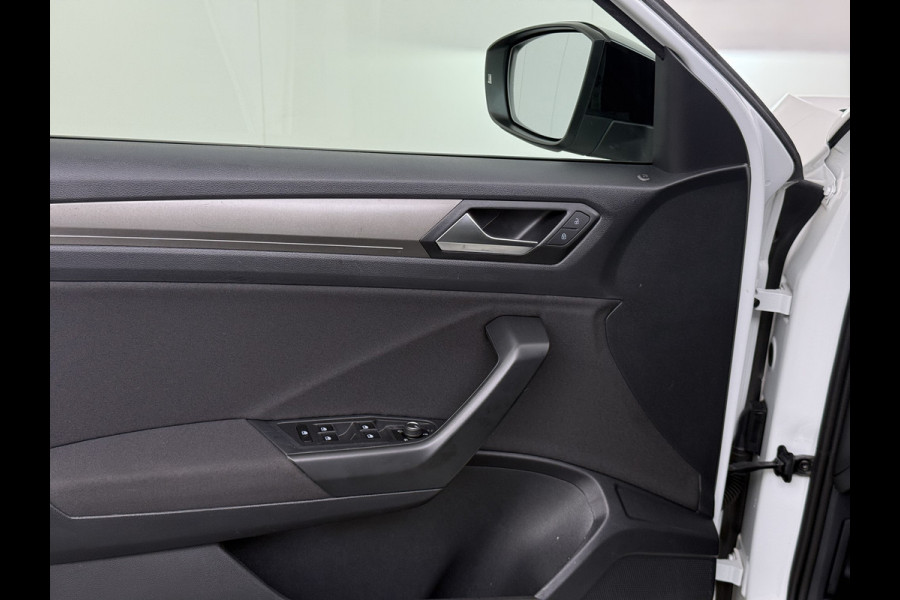 Volkswagen T-Roc 1.5TSI 150PK Sport Adap.Cruise Two Tone lak Navi Camera Stoelverwarming Apple Carplay Android Auto Privacy Glas Led Lmv Isofix Bluetooth Pdc