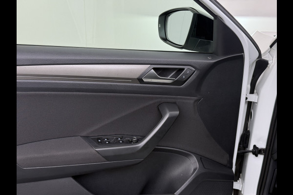 Volkswagen T-Roc 1.5TSI 150PK Sport Adap.Cruise Two Tone lak Navi Camera Stoelverwarming Apple Carplay Android Auto Privacy Glas Led Lmv Isofix Bluetooth Pdc