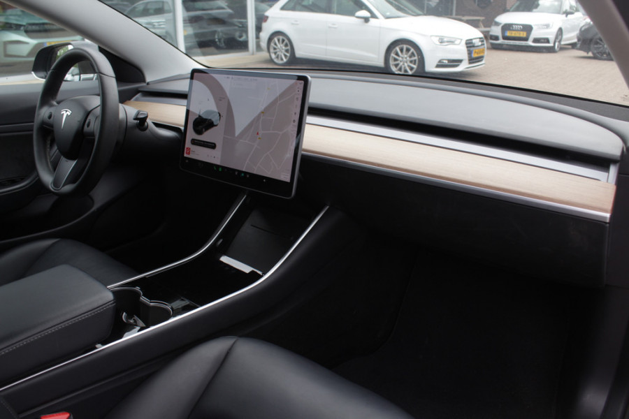 Tesla Model 3 Long Range AWD 75 kWh / Trekhaak / Autopilot / Panoramadak / Camera / Premium Audio / 18'' / Leder / Stoel+Stuurverwarming / ACC