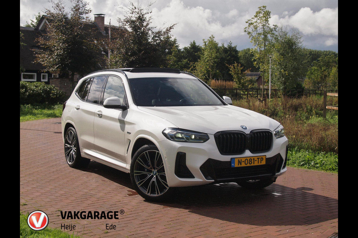 BMW X3 xDrive30e Business Edition Plus | M-Pakket | Panoramadak | Trekhaak | Head-Up Display | 360 Camera | Sfeerverlichting | LED-Laser |