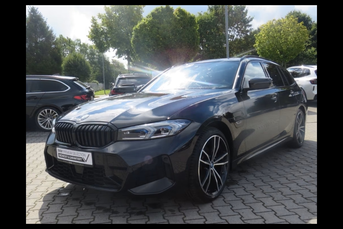 BMW 3 Serie Touring 330e M-SPORT (LCI) ** LED, PANO, TREKH, H&K SOUND, HuD, 19-inch LMV ** UNFALLFREI - Vol. BMW Onderh. ** * INFORMEER OOK NAAR ONZE AANTREKKELIJKE FINANCIAL-LEASE TARIEVEN **