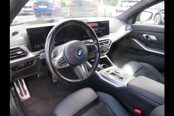 BMW 3 Serie Touring 330e M-SPORT (LCI) ** LED, PANO, TREKH, H&K SOUND, HuD, 19-inch LMV ** UNFALLFREI - Vol. BMW Onderh. ** * INFORMEER OOK NAAR ONZE AANTREKKELIJKE FINANCIAL-LEASE TARIEVEN **