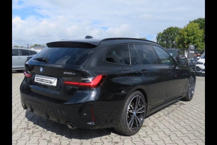 BMW 3 Serie Touring 330e M-SPORT (LCI) ** LED, PANO, TREKH, H&K SOUND, HuD, 19-inch LMV ** UNFALLFREI - Vol. BMW Onderh. ** * INFORMEER OOK NAAR ONZE AANTREKKELIJKE FINANCIAL-LEASE TARIEVEN **