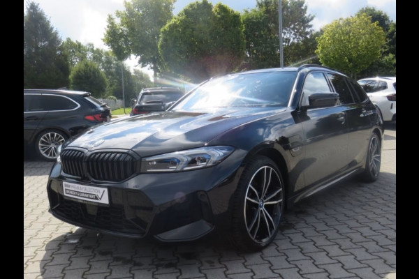 BMW 3 Serie Touring 330e M-SPORT (LCI) ** LED, PANO, TREKH, H&K SOUND, HuD, 19-inch LMV ** UNFALLFREI - Vol. BMW Onderh. ** * INFORMEER OOK NAAR ONZE AANTREKKELIJKE FINANCIAL-LEASE TARIEVEN **
