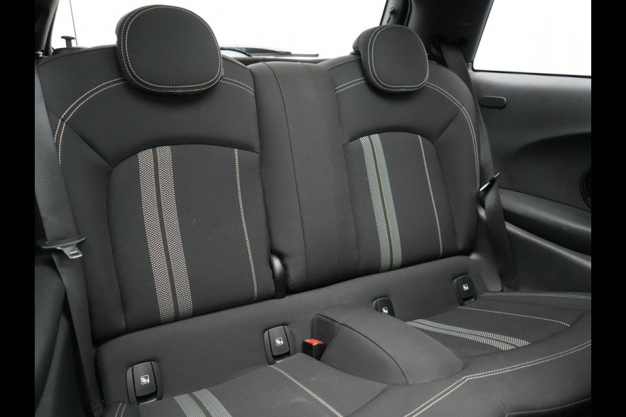 MINI Electric Cooper SE 33 kWh 184pk Dealer O.H | Panodak | Head Up | Camera | Harman / Kardon | Warmtepomp | Sportstoelen Verwarmd | Keyless | Apple Carplay | Sfeerverlichting | DAB | Virtual | Navigatie | 16"L.M |