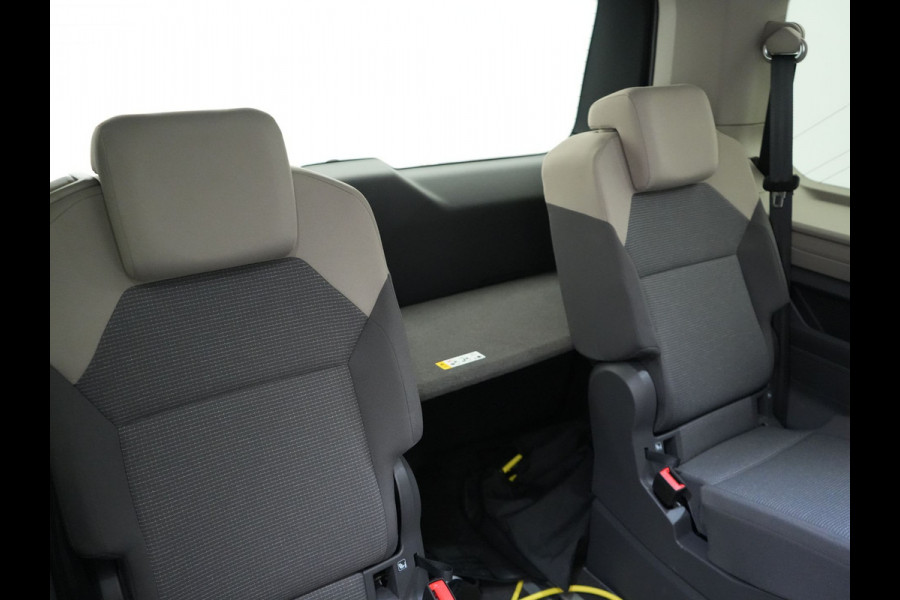 Volkswagen Multivan 1.4 eHybrid 7 Zits PHEV 218pk Dealer O.H | Trekhaak Af Fabriek | Panodak | IQ Light | Camera | Stoelverwarming | Apple Carplay | Navigatie | DAB | Cruise Control | 17"L.M | Plug In Hybrid |