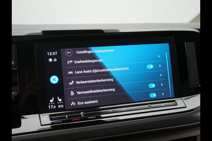 Volkswagen Multivan 1.4 eHybrid 7 Zits PHEV 218pk Dealer O.H | Trekhaak Af Fabriek | Panodak | IQ Light | Camera | Stoelverwarming | Apple Carplay | Navigatie | DAB | Cruise Control | 17"L.M | Plug In Hybrid |