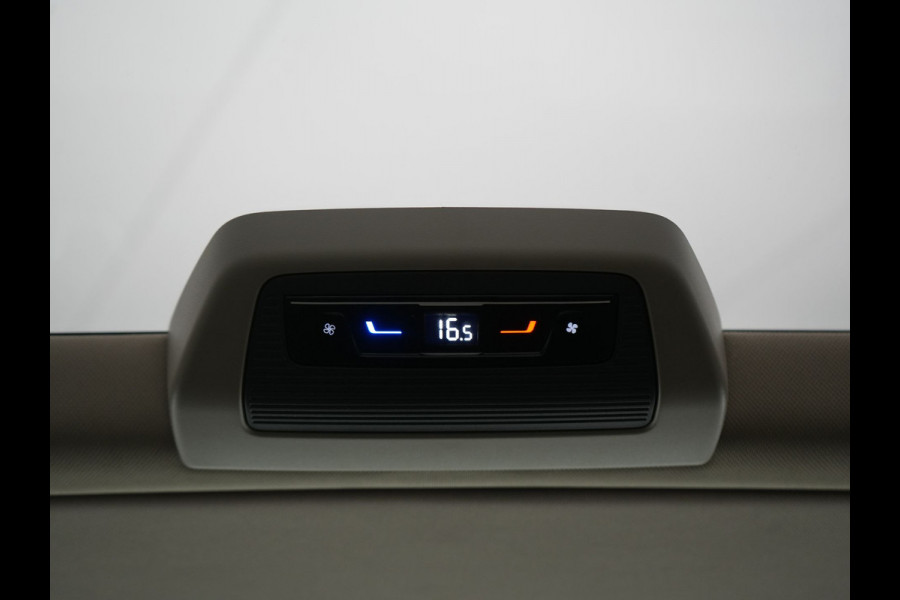 Volkswagen Multivan 1.4 eHybrid 7 Zits PHEV 218pk Dealer O.H | Trekhaak Af Fabriek | Panodak | IQ Light | Camera | Stoelverwarming | Apple Carplay | Navigatie | DAB | Cruise Control | 17"L.M | Plug In Hybrid |