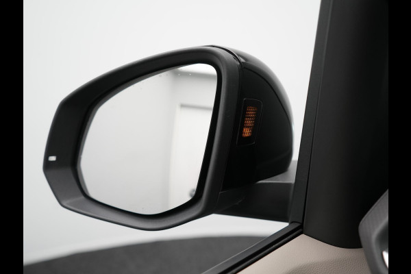 Volkswagen Multivan 1.4 eHybrid Bulli 7 Zits PHEV 218pk Dealer O.H | Trekhaak Af Fabriek | Adaptive Cruise | Camera | Sportstoelen & Stuur Verwarmd | Apple Carplay | BLIS | Navigatie | Virtual | DAB | 17"L.M | Plug In Hybrid |